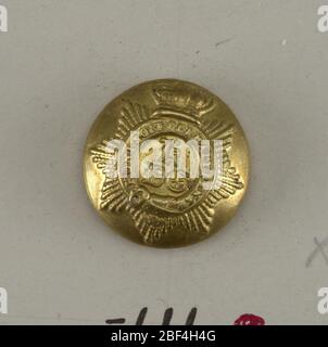 Pulsante. Bottone convesso ornato con un cerchio formato dal garter su cui è il motto, 'Honi soit qui mal y pense'; all'interno del cerchio la lettera 'K' sopra 'D.G.' Corona sopra la garter; sette raggi appuntiti che sporgono dal bordo della garter. Foto Stock