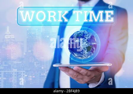 Cartello di testo che mostra l'orario di lavoro. La presentazione di foto aziendali inizia quando i lavoratori temporanei sono impegnati in un cantiere elementi di questa immagine fornita Foto Stock