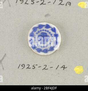 Pulsante. Medaglione circolare nello stile di Wedgwood Jasperware; mostra fiori aperti (quattro petali) circondati da un anello di puntini e un anello di fiori di campana; blu su bianco.on carta 4 Foto Stock