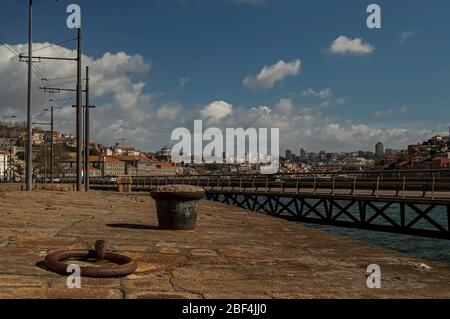 Cais das Pedras con il suo viadotto, sullo sfondo le città di Porto e V. N. Gaia, Portogallo. Foto Stock