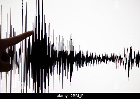 Dito che indica un grafico su una lavagna bianca Foto Stock