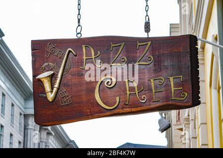 New Orleans, LOUISIANA - 27 marzo 2016: Un primo piano del cartello all'esterno del Jazz Cafe in Decatur Street a New Orleans. Foto Stock