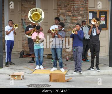 New Orleans, LA - 27 marzo 2016: Un gruppo di otto giovani intrattenere la folla suonando i loro strumenti musicali nel quartiere francese di New Orlea Foto Stock