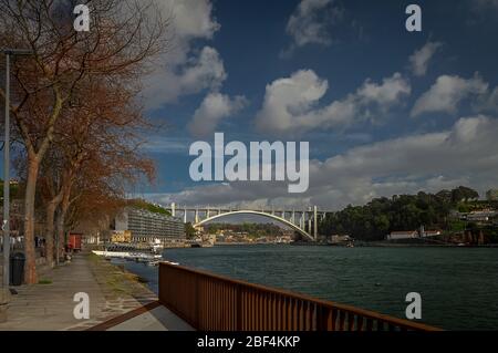 Arrábida Ponte che unisce le due città, Porto e Gaia. Questo ponte è un'icona della città di Porto. Foto Stock