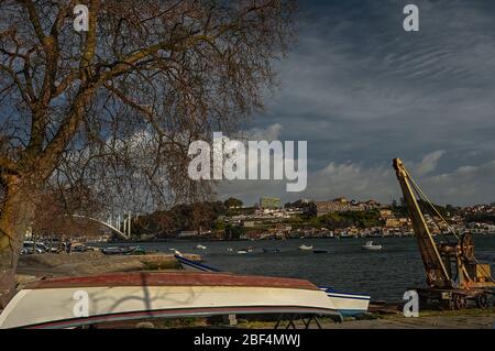 Piccolo molo di barche, attualmente abbandonato. Si trova a Foz do Douro, vicino al Jardim do Calém di Porto, Portogallo. Foto Stock