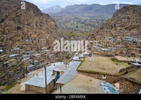 Vista panoramica di Palangan - antico villaggio di pietra in Kurdistan, Iran. Foto Stock