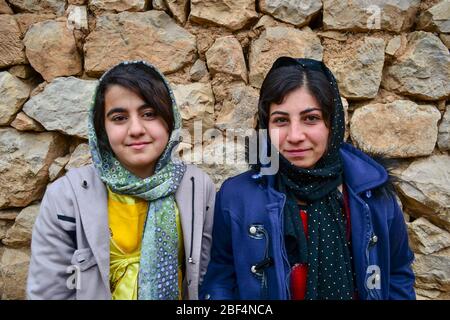 Palangan, Kurdistan iraniano - 15 novembre 2013: Ritratto di due systere curdi musulmani con la sciarpa della testa che si posa nella città vecchia di Palangan Foto Stock