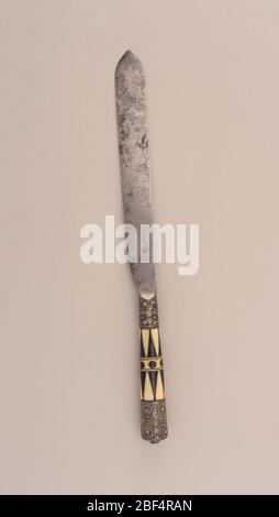 Coltello. Lama con lati dritti e punta a balestra; imbottitura cava. Ghiere dorate in argento con motivo floreale. Manici rastremati di avorio e osso intarsiati a motivo triangolare. Al centro della maniglia, punti intarsiati neri e due bande orizzontali. Foto Stock