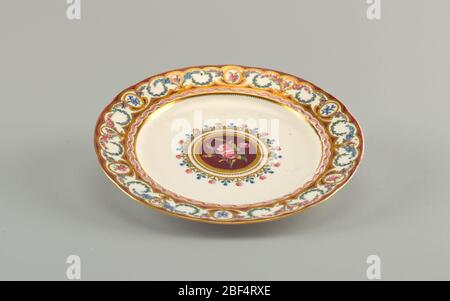 Piatto da pranzo. Piatto circolare stampato con ampio bordo verniciato in viola con continui swags floreali smaltati e dorati in blu, rosa e verde, con capesante dorate. Centro con bordo floreale, bordo dorato e spray centrale di avena contro il suolo viola. Foto Stock