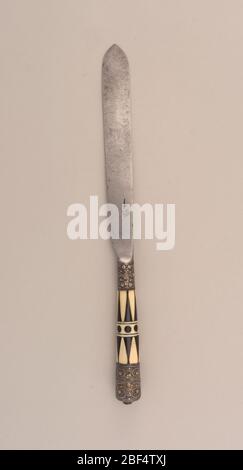 Coltello. Lama con lati dritti e punta a balestra, imbottitura cava. Ghiere dorate in argento con motivo floreale. Manici rastremati di avorio e osso intarsiati a motivo triangolare. Al centro della maniglia, punti intarsiati neri e due bande orizzontali. Foto Stock