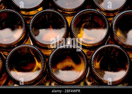 Primo piano fondo delle bottiglie di birra marrone modelli di gruppo texture sulla parete astratta per lo sfondo Foto Stock