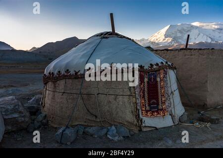 Una yurta kirghisa attorno al Lago Karakul sulla Karakoram Highway, provincia dello Xinjiang, Cina Foto Stock