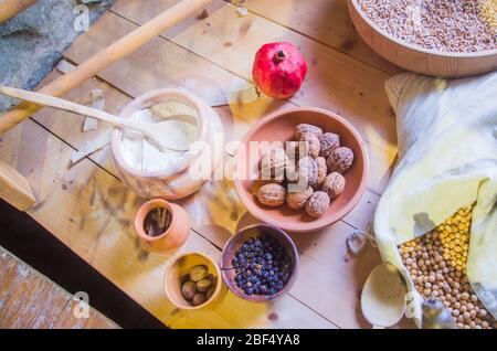 cucina tradizionale contadina e medicina medievale, ingredienti, prodotti agricoli e di caccia, miglio, lenticchie, riso, nocciole, ortografato, zenzero, Foto Stock