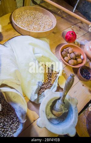 cucina tradizionale contadina e medicina medievale, ingredienti, prodotti agricoli e di caccia, miglio, lenticchie, riso, nocciole, ortografato, zenzero, Foto Stock