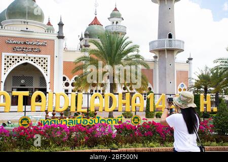 PATTANI, THAILANDIA - Agosto 16 : viaggiatori donne thailandesi viaggio visita e posa ritratto per scattare foto in Moschea Centrale o Masjid klang di Pattani a sou Foto Stock