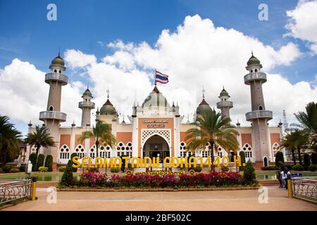 PATTANI, THAILANDIA - Agosto 16 : la gente tailandese e i viaggiatori stranieri visitano e rispettano pregare nella Moschea Centrale o Masjid klang di Pattani a sou Foto Stock