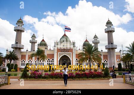 PATTANI, THAILANDIA - Agosto 16 : viaggiatori donne thailandesi viaggio visita e posa ritratto per scattare foto in Moschea Centrale o Masjid klang di Pattani a sou Foto Stock