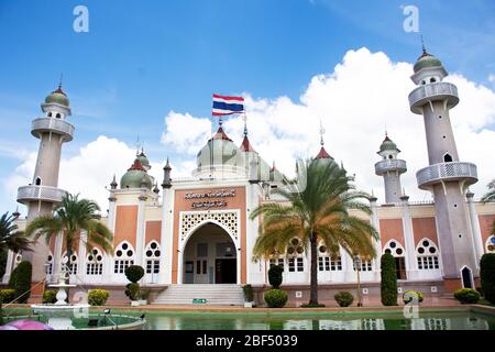 PATTANI, THAILANDIA - Agosto 16 : la gente tailandese e i viaggiatori stranieri visitano e rispettano pregare nella Moschea Centrale o Masjid klang di Pattani a sou Foto Stock