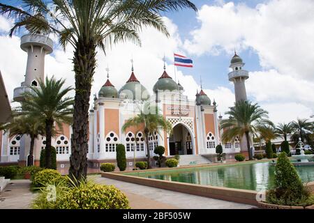 PATTANI, THAILANDIA - Agosto 16 : la gente tailandese e i viaggiatori stranieri visitano e rispettano pregare nella Moschea Centrale o Masjid klang di Pattani a sou Foto Stock