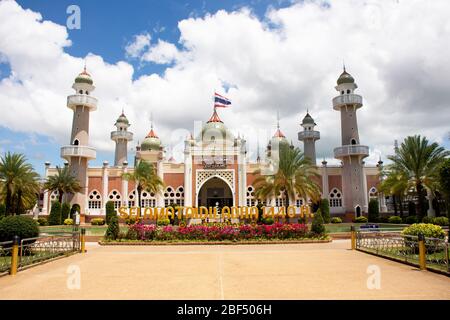 PATTANI, THAILANDIA - Agosto 16 : la gente tailandese e i viaggiatori stranieri visitano e rispettano pregare nella Moschea Centrale o Masjid klang di Pattani a sou Foto Stock
