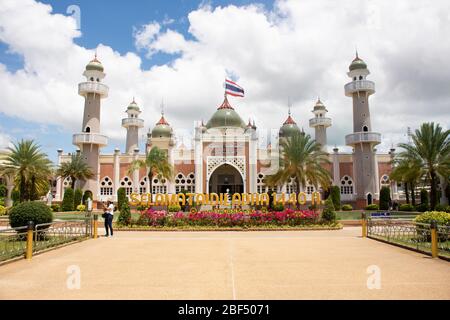 PATTANI, THAILANDIA - Agosto 16 : la gente tailandese e i viaggiatori stranieri visitano e rispettano pregare nella Moschea Centrale o Masjid klang di Pattani a sou Foto Stock
