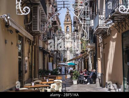 Campanile della Chiesa di Sant'Ignazio visto da Via Orologio - strada stretta nella parte storica di Palermo, Sicilia nel Sud Italia Foto Stock