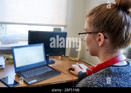 Lo studente studia e impara a casa. Foto Stock