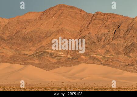 Tramonto alle dune di Ibex nel Parco Nazionale della Death Valley Foto Stock