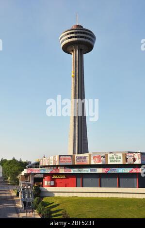 Cascate del Niagara, Canada - 30 giugno 2011: Vista al tramonto della Skylon Tower - torre per ammirare le cascate del Niagara. Foto Stock