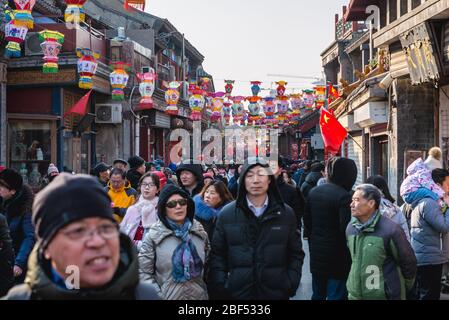 Folla di persone sulla famosa via dello shopping Liulichang vicino alla zona di Qianmen Street nel quartiere residenziale di Dashilan di Pechino, Cina Foto Stock