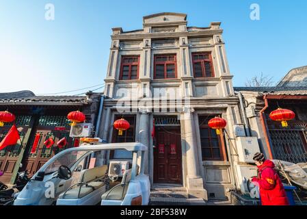 Vecchio edificio in pietra in uno degli hutong in zona di Qianmen Street nel quartiere Dashilan di Pechino, Cina Foto Stock