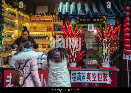 Piccolo bar vicino a Dashilan Commercial Street, nell'area di Qianmen Street, nel quartiere Dashilan di Pechino, Cina Foto Stock