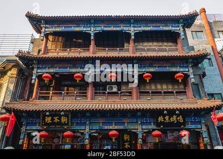 Dashilan Commercial Street, nella zona di Qianmen Street, nel distretto di Xicheng, Pechino, Cina Foto Stock