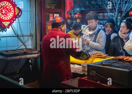 Piccolo bar in Dashilan Commercial Street, nell'area di Qianmen Street, nel quartiere Dashilan di Pechino, Cina Foto Stock