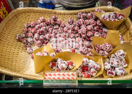 Falchi zuccherati a Dashilan Commercial Street, nell'area di Qianmen Street, nel distretto di Dashilan, Pechino, Cina Foto Stock