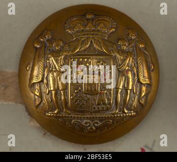 Pulsante. Bottone circolare convesso con ornamento che mostra stemma sullo scudo due supporti angelo e manling di drappeggio tenuto da una corona. Dorso e gambo in ottone. Sul retro, 'superiore Francia.' sulla carta 45 Foto Stock