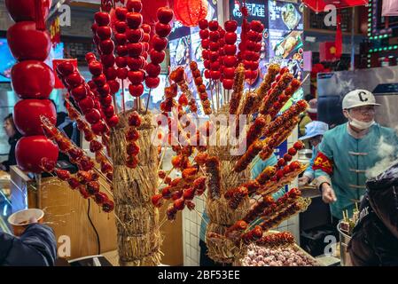 Frutta candita a Dashilan Commercial Street, nella zona di Qianmen Street, nel distretto di Dashilan, Pechino, Cina Foto Stock