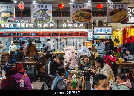 Food Court a Dashilan Commercial Street, nella zona di Qianmen Street, nel quartiere Dashilan di Pechino, Cina Foto Stock