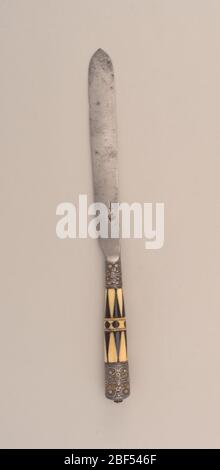 Coltello. Lama con lati dritti e punta a balestra, imbottitura cava. Ghiere dorate in argento con motivo floreale. Manici rastremati di avorio e osso intarsiati a motivo triangolare. Al centro della maniglia, punti intarsiati neri e due bande orizzontali. Foto Stock