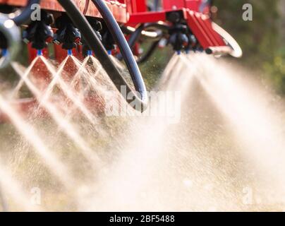 Ugello degli sprinkler del trattore spruzzato. Foto Stock