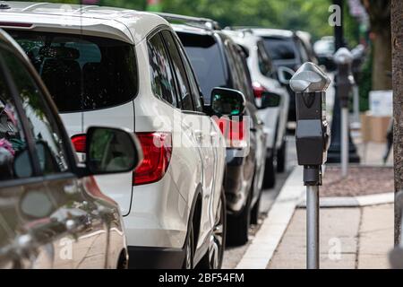 Una fila di auto parcheggiate sul lato della strada e un parcheggio a pagamento a Princeton, USA Foto Stock