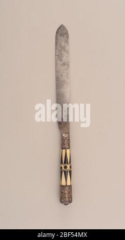 Coltello. Lama con lati dritti e punta a balestra, imbottitura cava. Ghiere dorate in argento con motivo floreale. Manici rastremati di avorio e osso intarsiati a motivo triangolare. Al centro della maniglia, punti intarsiati neri e due bande orizzontali. Foto Stock