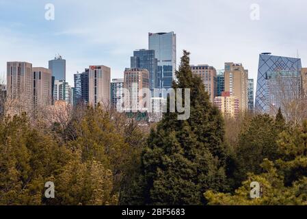 Paesaggio urbano del quartiere centrale degli affari di Pechino visto dal Parco Ritan - Tempio del Parco del Sole nella zona di Jianguomen del Distretto di Chaoyang, Pechino, Cina Foto Stock