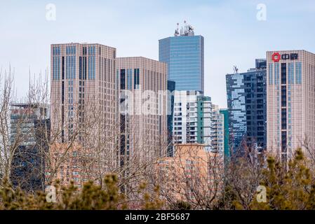 Edifici nel quartiere centrale degli affari di Pechino visti dal Parco Ritan - Tempio del Parco del Sole nel quartiere di Chaoyang, Pechino, Cina Foto Stock