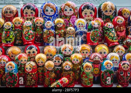 Bambole Matryoshka in vendita su un mercato delle pulci nel centro di Chisinau, capitale della Repubblica di Moldavia Foto Stock