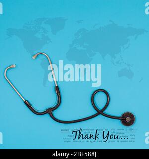 Messaggio di ringraziamento in tutto il mondo cartolina background in diverse lingue per il personale nhs, medici, infermieri. Romanzo coronavirus covid 2019 ringraziare nota con st Foto Stock