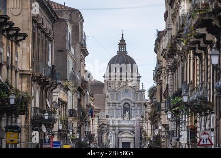 Cattedrale dedicata a Sant'Agata vista da Via Giuseppe Garibaldi a Catania, seconda città più grande dell'isola siciliana d'Italia Foto Stock