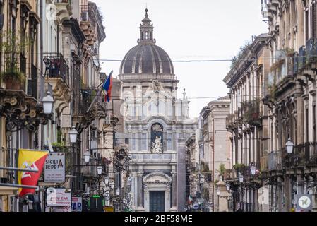 Cattedrale dedicata a Sant'Agata vista da Via Giuseppe Garibaldi a Catania, seconda città più grande dell'isola siciliana d'Italia Foto Stock