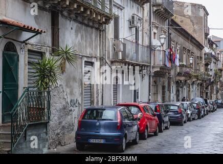 Strada nella parte storica di Catania, seconda città più grande dell'isola siciliana d'Italia Foto Stock