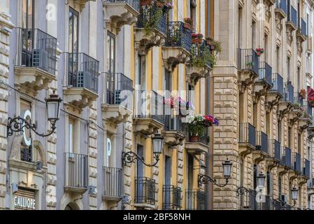 Facciate di edifici in Via Etnea - una delle strade principali di Catania, seconda città più grande dell'isola siciliana in Italia Foto Stock